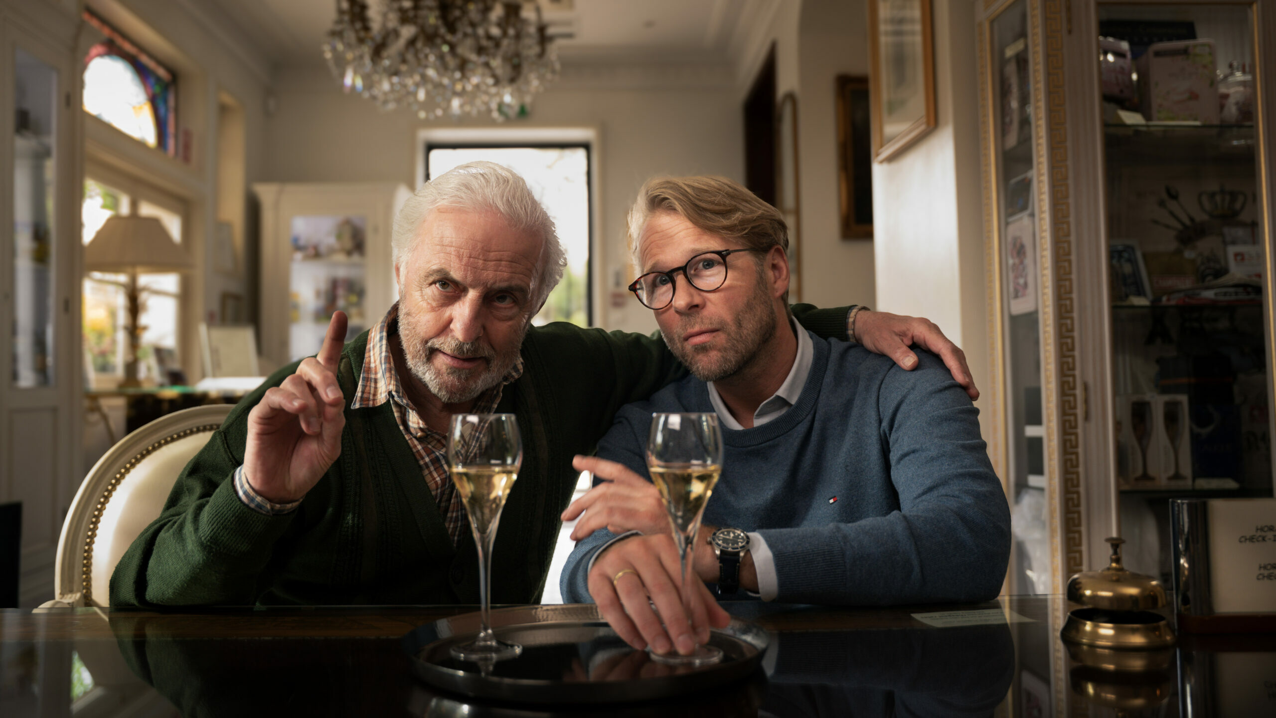 Champagne_de_Tim_Kamps_-_Huub_Stapel_e_Leo_Alkemade_-_crdito_Autoral_Filmes_2