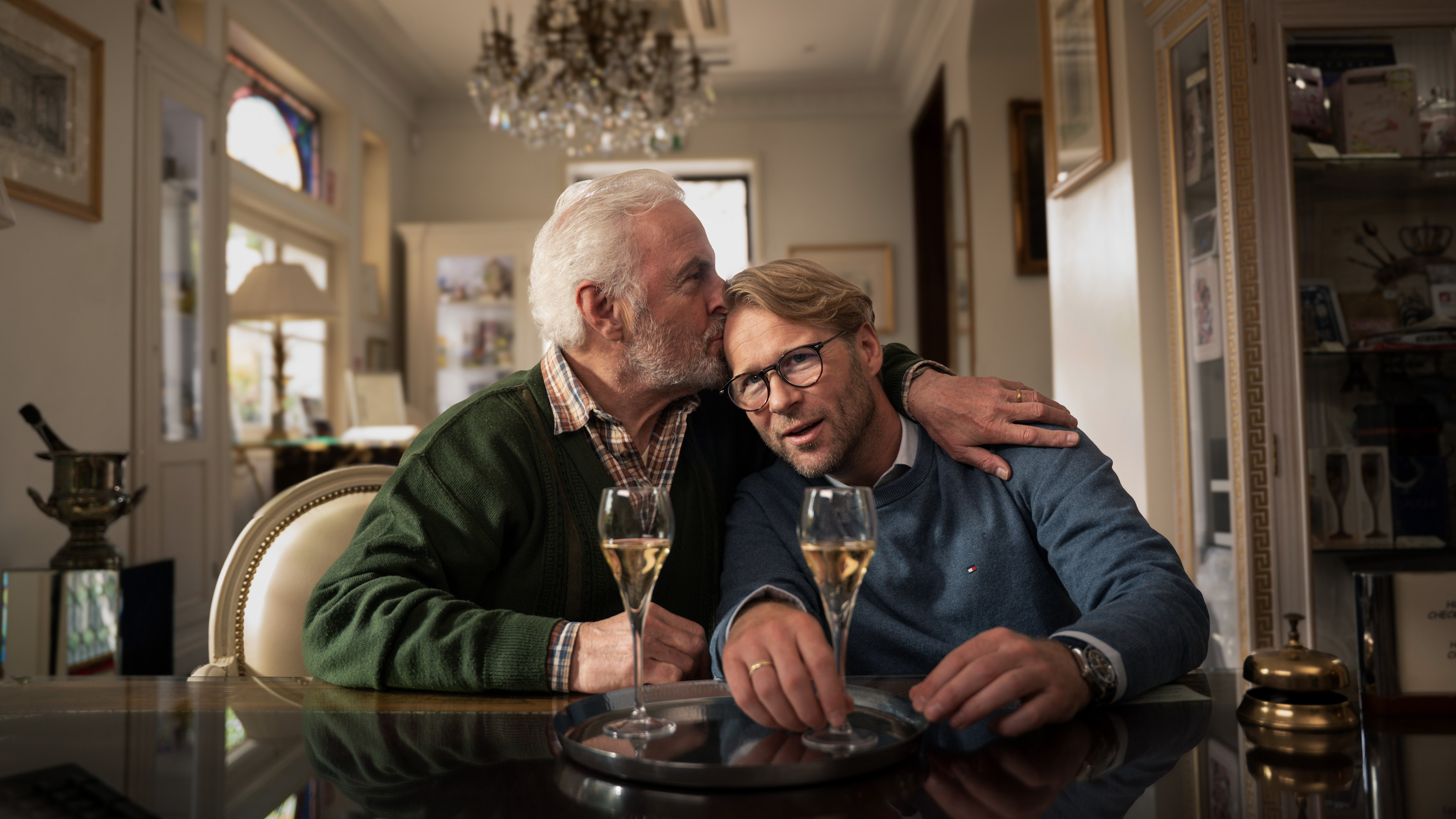 Huub_Stapel_e_Leo_Alkemade_em_Champagne_de_Tim_Kamps_-_crdito_Autoral_Filmes